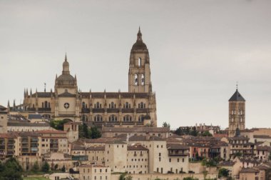 Segovia bakış. Gotik Katedrali, Romanesk kilise, su kemeri. Bahar, gri gökyüzü içinde Segovia manzarası. İspanya. Europe