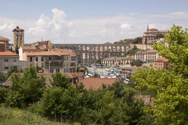 Fénykép Monumentális Segovia Katedrális Vízvezeték Történelmi Központ Fák Növények Tavaszi — Stock Fotó