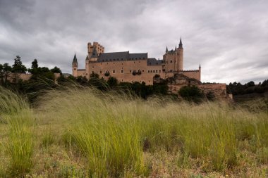Alcazar de Segovia yanında Templar kilise Vera Cruz kenti. Sahne Castilla y Leon, İspanya bahar. Europe