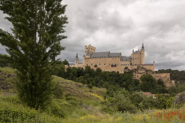 Alcazar de Segovia yanında Templar kilise Vera Cruz kenti. Sahne Castilla y Leon, İspanya bahar. Europe