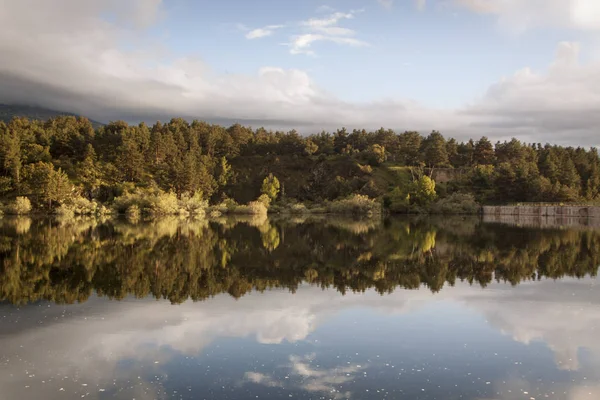 Revenga depo, Segovia, İspanya gün batımı. Su yansımalar ile altın ve gümüş tonları. Sakin sahne.