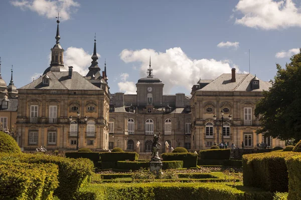 La Granja de San ettiler, Segovia Sarayı. İspanya. Bahçeleri ve çeşmeler ile ışık şafak