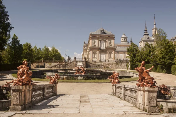 La Granja de San ettiler, Segovia Sarayı. İspanya. Bahçeleri ve çeşmeler ile ışık şafak