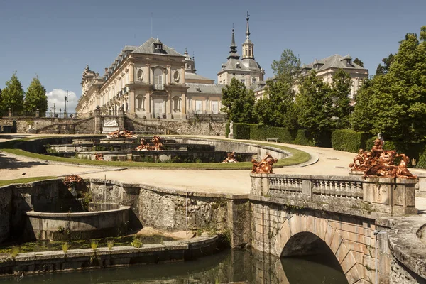 La Granja de San ettiler, Segovia Sarayı. İspanya. Bahçeleri ve çeşmeler ile ışık şafak