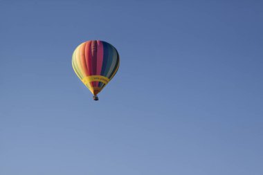 Sıcak hava balonu parlak renkler. Doğa ve mavi gökyüzü arka plan kompozisyonu
