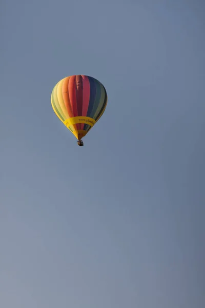 Ballon Air Chaud Aux Couleurs Vives Composition Nature Fond Bleu — Photo