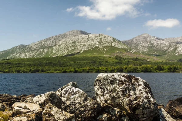 Göller ve ağaçları ile Connemara Milli Parkı Roundstone, Galway, Clifden ve Letterfrack güzel hava. İrlanda Avrupa'nın seyahat.