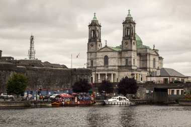 Nehir ve Galway Katedrali 'Our Lady' cennet ve St Nicholas kabul Galway. İrlanda