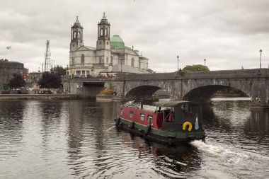 Nehir ve Galway Katedrali 'Our Lady' cennet ve St Nicholas kabul Galway. İrlanda