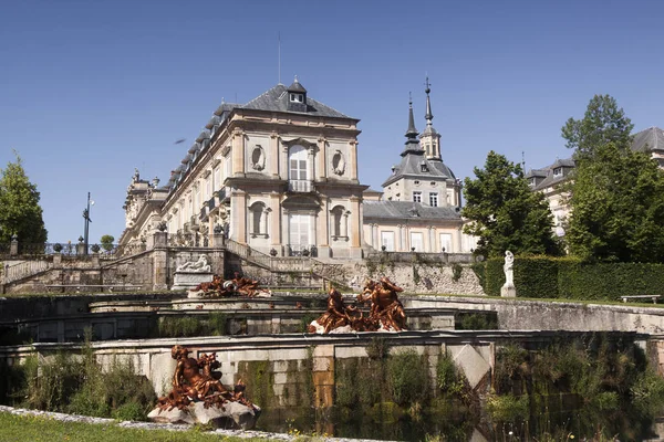 La Granja de San ettiler, Segovia Sarayı. İspanya. Bahçeleri ve çeşmeler ile ışık şafak