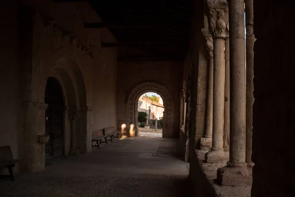 セゴビア スペインで Sotosalbos のロマネスク様式の教会の一般的なビュー — ストック写真