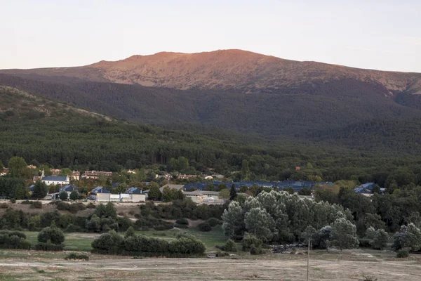 Valsain Köyü, ahşap için bilinir. Eşek otlatma, tipik evleri ve en yüksek Penalara. Sierra de Guadarrama Milli Park, Segovia, İspanya