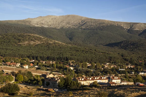 Valsain Köyü, ahşap için bilinir. Eşek otlatma, tipik evleri ve en yüksek Penalara. Sierra de Guadarrama Milli Park, Segovia, İspanya