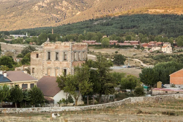 Valsain Köyü, ahşap için bilinir. Eşek otlatma, tipik evleri ve en yüksek Penalara. Sierra de Guadarrama Milli Park, Segovia, İspanya