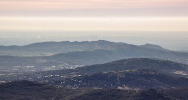 Cercedilla mesafede Aguila tepe, Madrid, İspanya için. Panoramik Sierra de Guadarrama Milli Parkı. Gündoğumu kez bakıldı