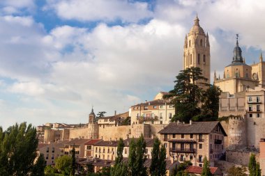Mirador de Segovia Gotik Katedrali ile tipik eski evler, surların. Ağaçlar, pinnacles ve kule. Segovia, İspanya