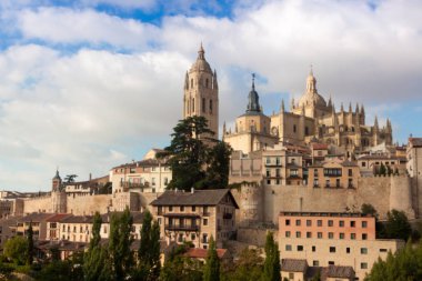 Mirador de Segovia Gotik Katedrali ile tipik eski evler, surların. Ağaçlar, pinnacles ve kule. Segovia, İspanya