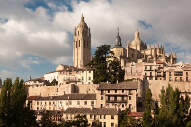 Mirador de Segovia Gotik Katedrali ile tipik eski evler, surların. Ağaçlar, pinnacles ve kule. Segovia, İspanya
