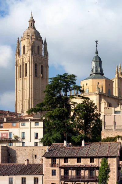 Mirador Segovia Gotyckiej Katedry Typowe Zabytkowe Domy Mury Miejskie Drzew — Zdjęcie stockowe