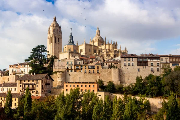 Mirador Segovia Gotyckiej Katedry Typowe Zabytkowe Domy Mury Miejskie Drzew — Zdjęcie stockowe