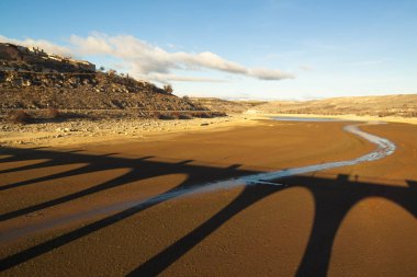 Taş köprü gün batımında. İlginç gölgeler ve ışıklar. Linares rezervuar kuraklık. Puente de Segovia, Castilla y Leon Maderuelo. İspanya