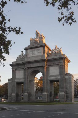 Tarihi bir anıt Puerta de Toledo veya Toledos kapısı Madrid. Sonbahar cityscape, gündoğumu. İspanya'da, Europe