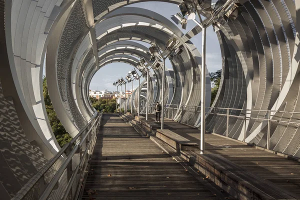 Металлический Спиральный Мост Мадриде Современное Машиностроение Парк Реке Мансанарес Мадриде — стоковое фото
