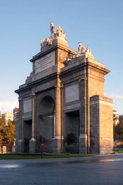 Tarihi bir anıt Puerta de Toledo veya Toledos kapısı Madrid. Sonbahar cityscape, gündoğumu. İspanya'da, Europe