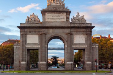 Tarihi bir anıt Puerta de Toledo veya Toledos kapısı Madrid. Sonbahar cityscape, gündoğumu. İspanya'da, Europe