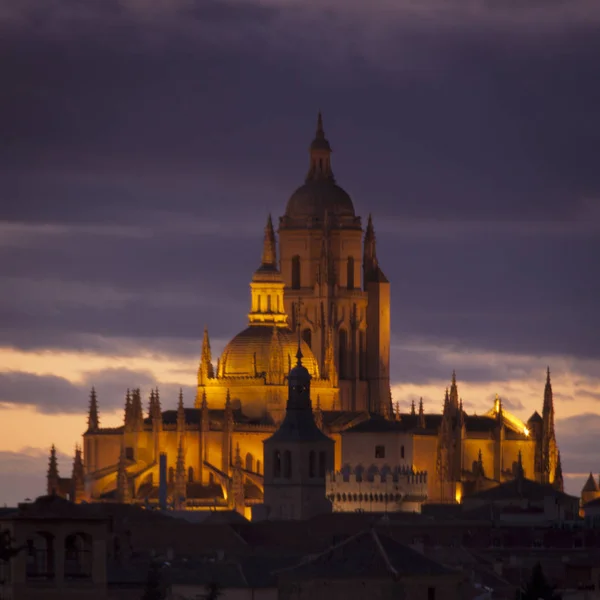 Gotik katedral, tipik eski evler, Şehir Duvarı ile Segovia görünümü. nigth, Pinnacles ve kule. Segovia, Ispanya