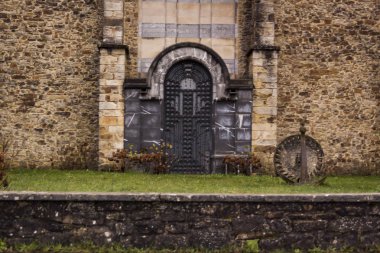 Urkiola Dağı, Anboto dağıile Bask Ülkesi. Kilise, orman ve sisteki aylaklar. İspanya