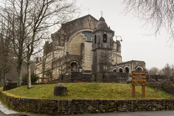 Urkiola Dağı, Anboto dağıile Bask Ülkesi. Kilise, orman ve sisteki aylaklar. İspanya