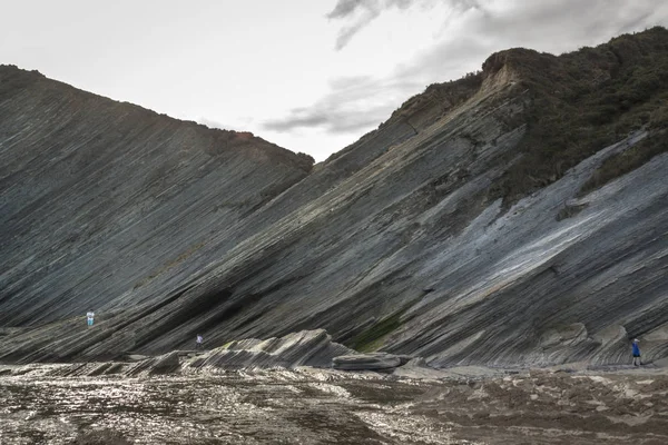 Flysch güzergahındaki jeolojik kaya oluşumları ve kayalıklar. Kantabriya Denizi. Vizcaya, Bask Ülkesi'nde. İspanya
