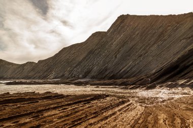 Flysch güzergahındaki jeolojik kaya oluşumları ve kayalıklar. Kantabriya Denizi. Vizcaya, Bask Ülkesi'nde. İspanya