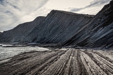 Flysch güzergahındaki jeolojik kaya oluşumları ve kayalıklar. Kantabriya Denizi. Vizcaya, Bask Ülkesi'nde. İspanya