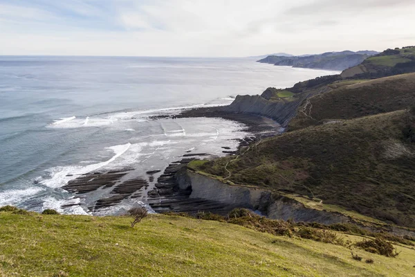 Flysch güzergahındaki jeolojik kaya oluşumları ve kayalıklar. Kantabriya Denizi. Vizcaya, Bask Ülkesi'nde. İspanya