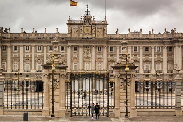 Palácio Real Madrid Espanha Europa Céu Nublado Primavera Turistas Que — Fotografia de Stock