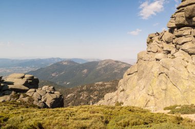 Sierra de Guadarrama Ulusal Parkı 'ndaki Picos Dağları ve ormanları. Madrid ve Segovia. Çürümüş kayalar ve taşlar en üstte..