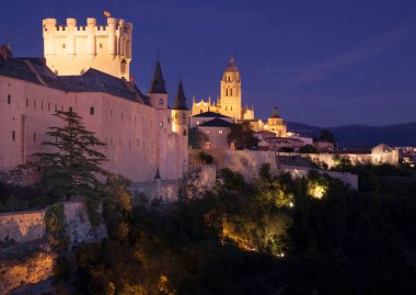 Gece Katedrali ve Segovia Alcazar anıtları, Castilla y Leon, İspanya.