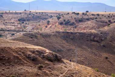 Açık havada zor bir arazi. Doğadaki maceralar, kırsal kesimde izler.