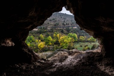 Jeolojik bir mağarada keşif yapmak, mağaraları keşfederken maceralar yaşamak. Segovia 'da, Castilla y Leon, İspanya.