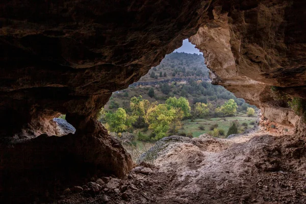 Jeolojik bir mağarada keşif yapmak, mağaraları keşfederken maceralar yaşamak. Segovia 'da, Castilla y Leon, İspanya.
