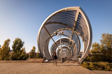 Madrid Rio 'daki Footbridge, Madrid Parkı Manzanares Nehri' ndeki. Köprü ve bisiklet yolu.