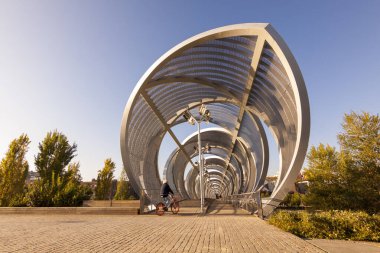 Madrid Rio 'daki Footbridge, Madrid Parkı Manzanares Nehri' ndeki. Köprü ve bisiklet yolu.