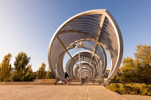 Madrid Rio 'daki Footbridge, Madrid Parkı Manzanares Nehri' ndeki. Köprü ve bisiklet yolu.