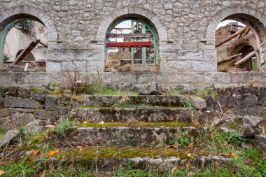 Terk edilmiş bir ev, pencereleri çökmüş taş bir duvar, El Tiemblo, Avila 'nın kestane korusunda. Kastilya ve Leon, İspanya