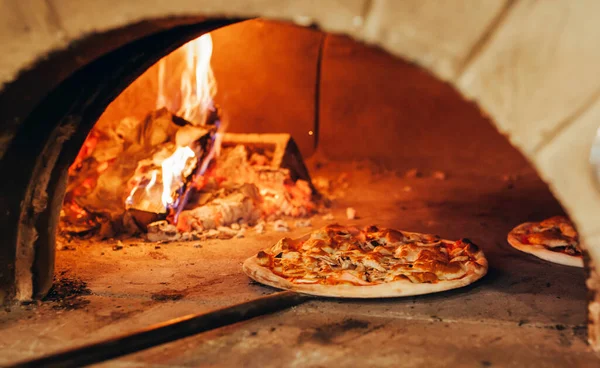 Włoska Pizza Jest Gotowana Piecu Opalanym Drewnem — Zdjęcie stockowe