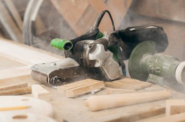 Marangozlar marangozlukta elle değirmen makinesinde çalışıyorlar.