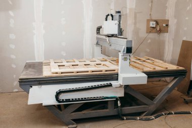 Garajdaki CNC değirmen makinesi