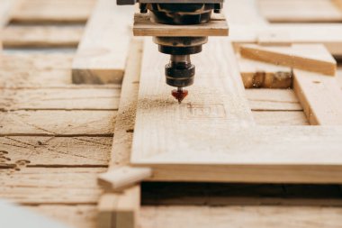 Garajdaki CNC değirmen makinesinde odun kesmeye yakın çekim.